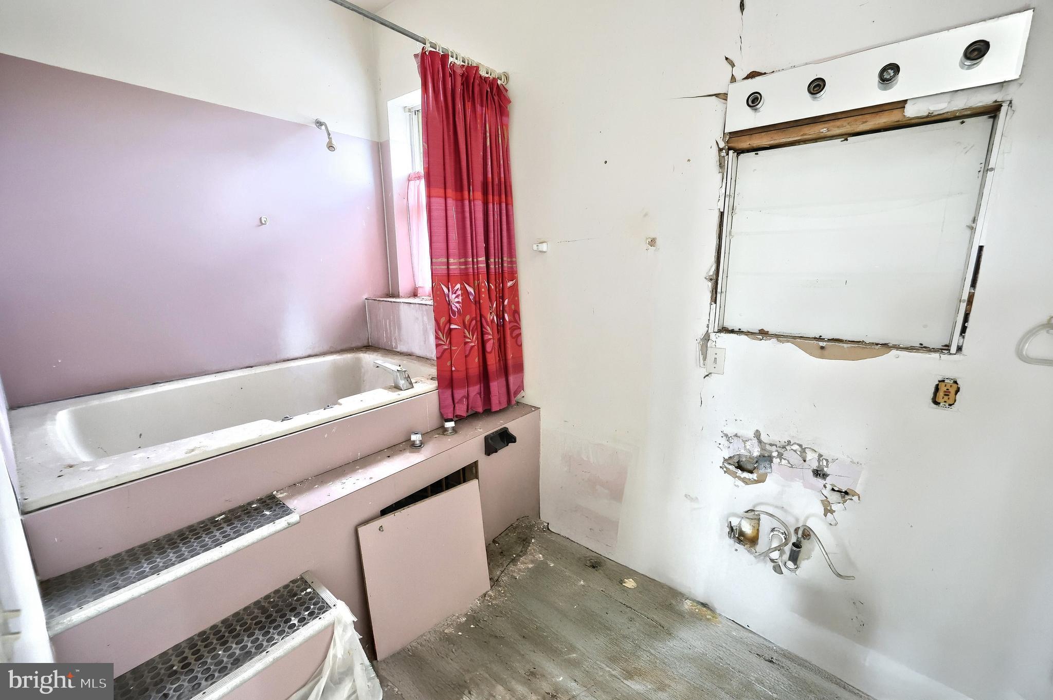 YORK CITY - Commercial Sale