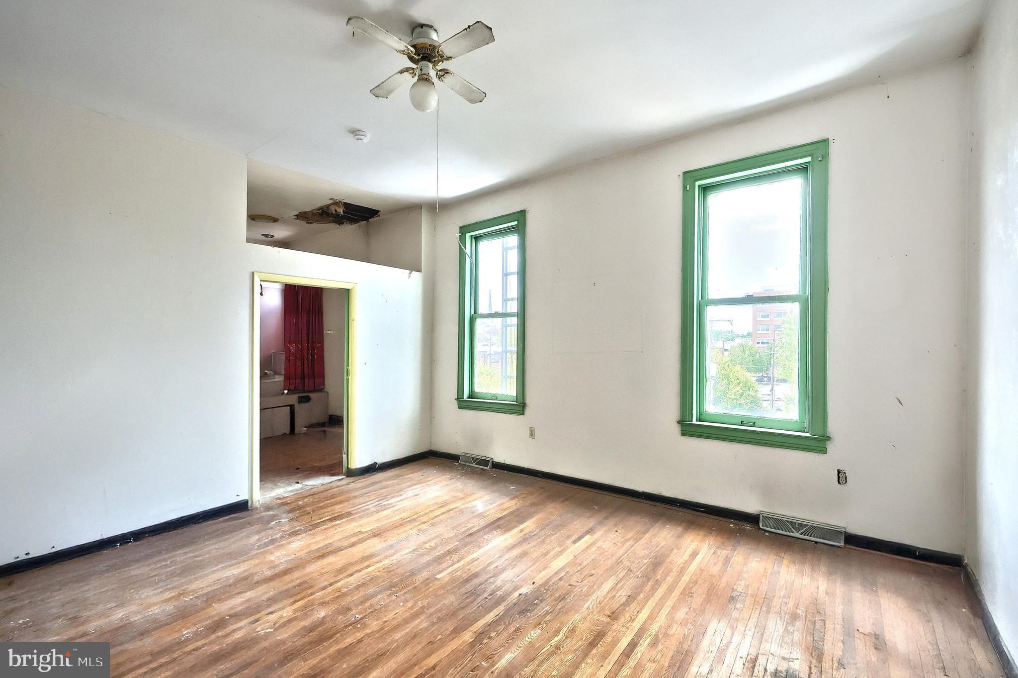 YORK CITY - Commercial Sale