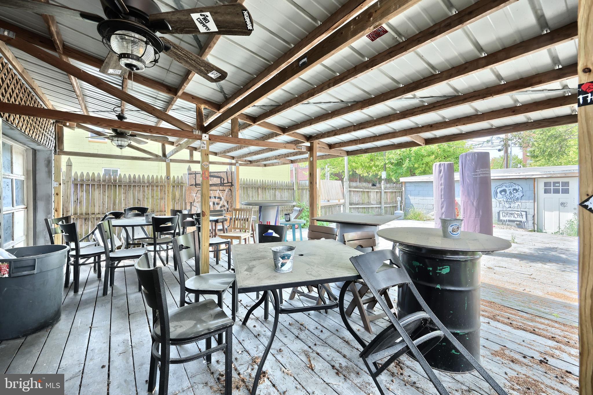 YORK CITY - Commercial Sale