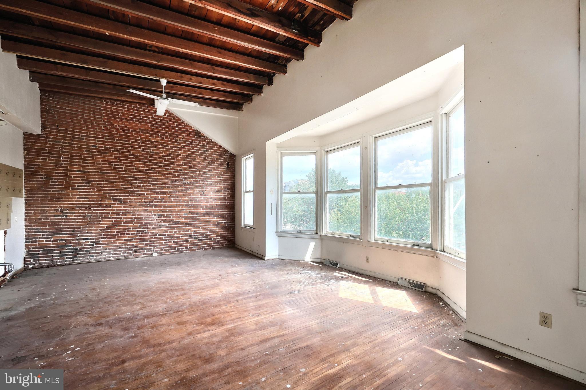 YORK CITY - Commercial Sale