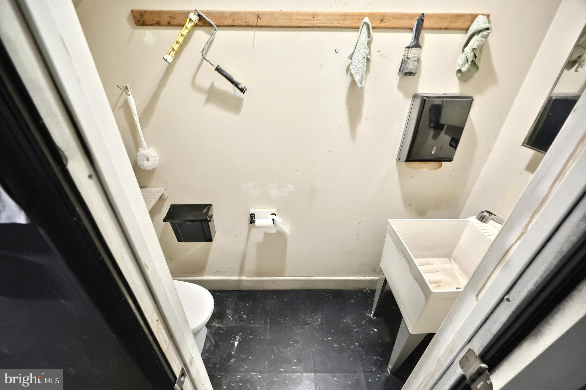 YORK CITY - Commercial Sale