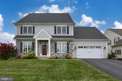 Photo of 678 WARMINSTER, LITITZ, PA 17543 (MLS # PALA2038892)