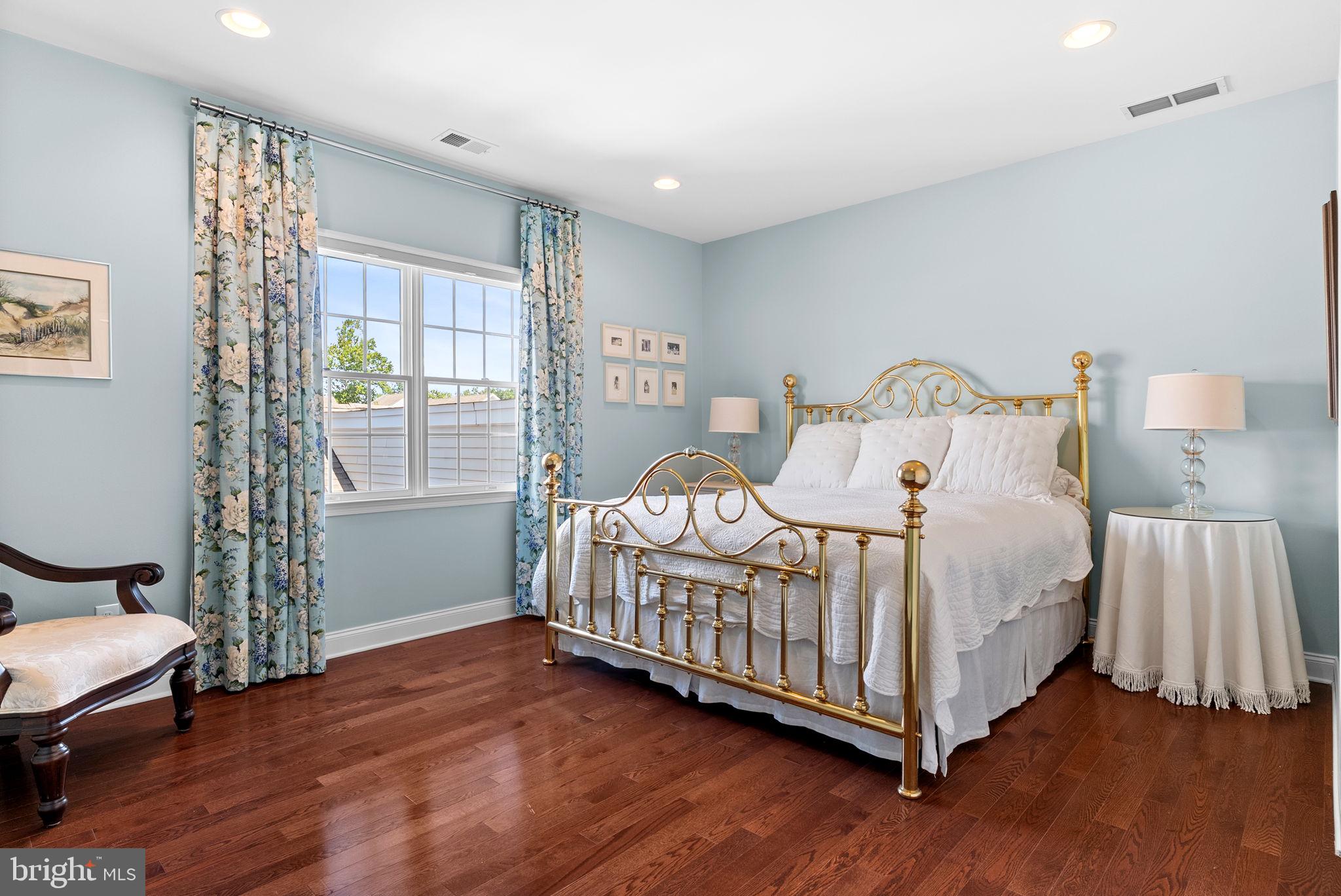 NEWTOWN WALK - Residential