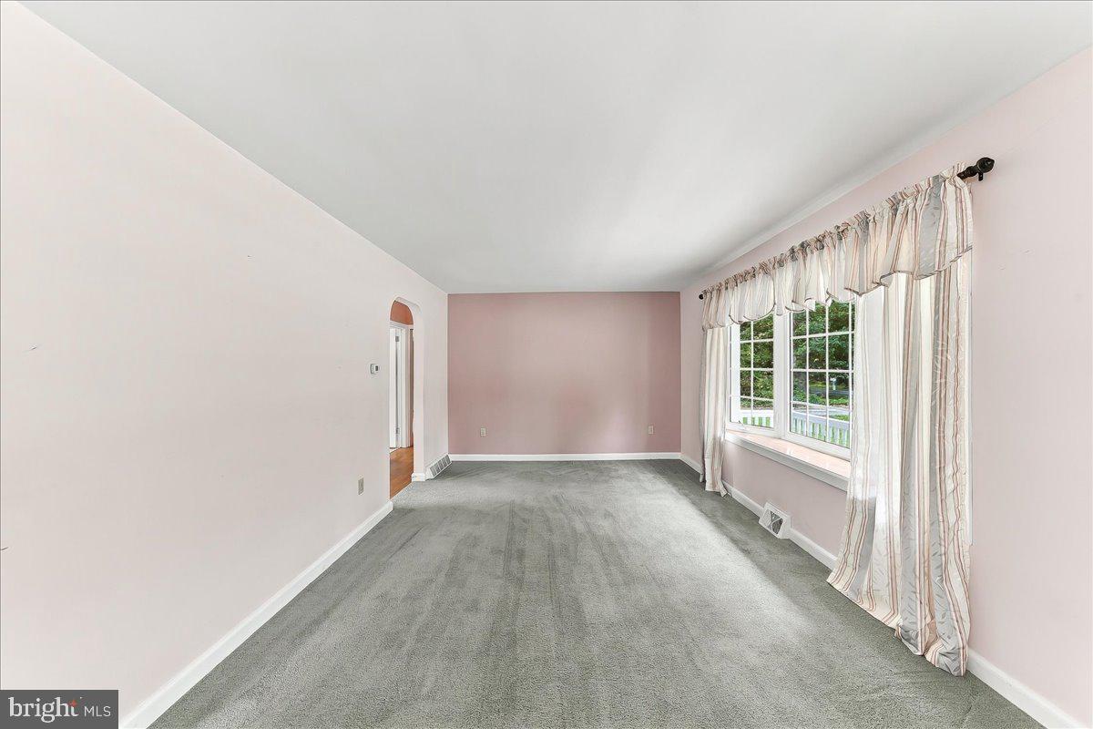1106 W KINGS HIGHWAY