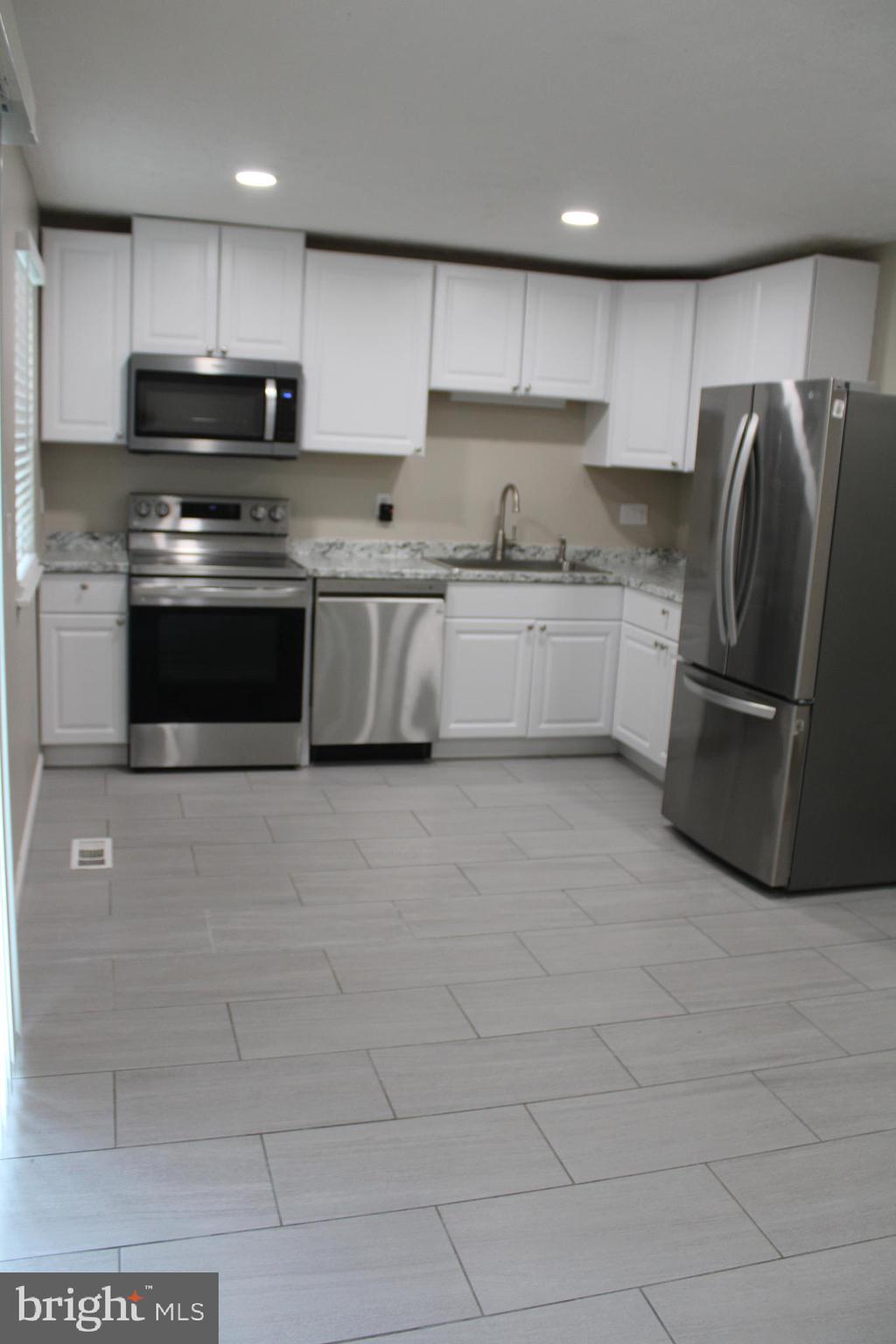 HARFORD SQUARE - Residential Lease