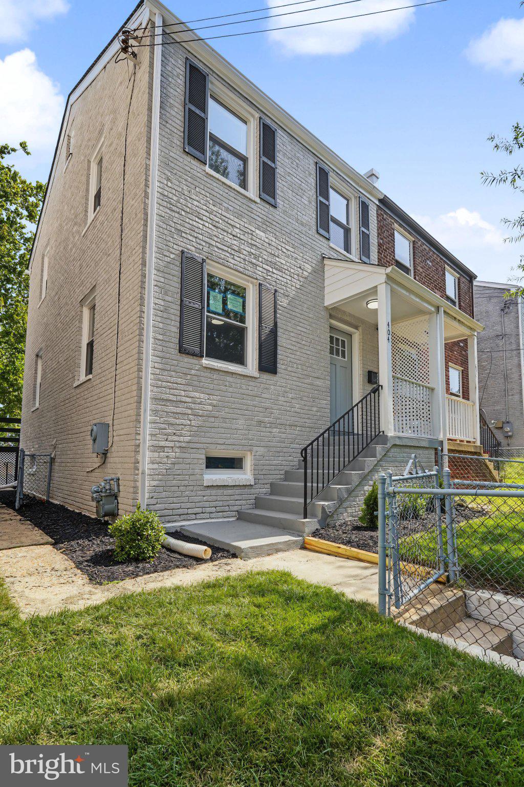 404 BURBANK STREET SE