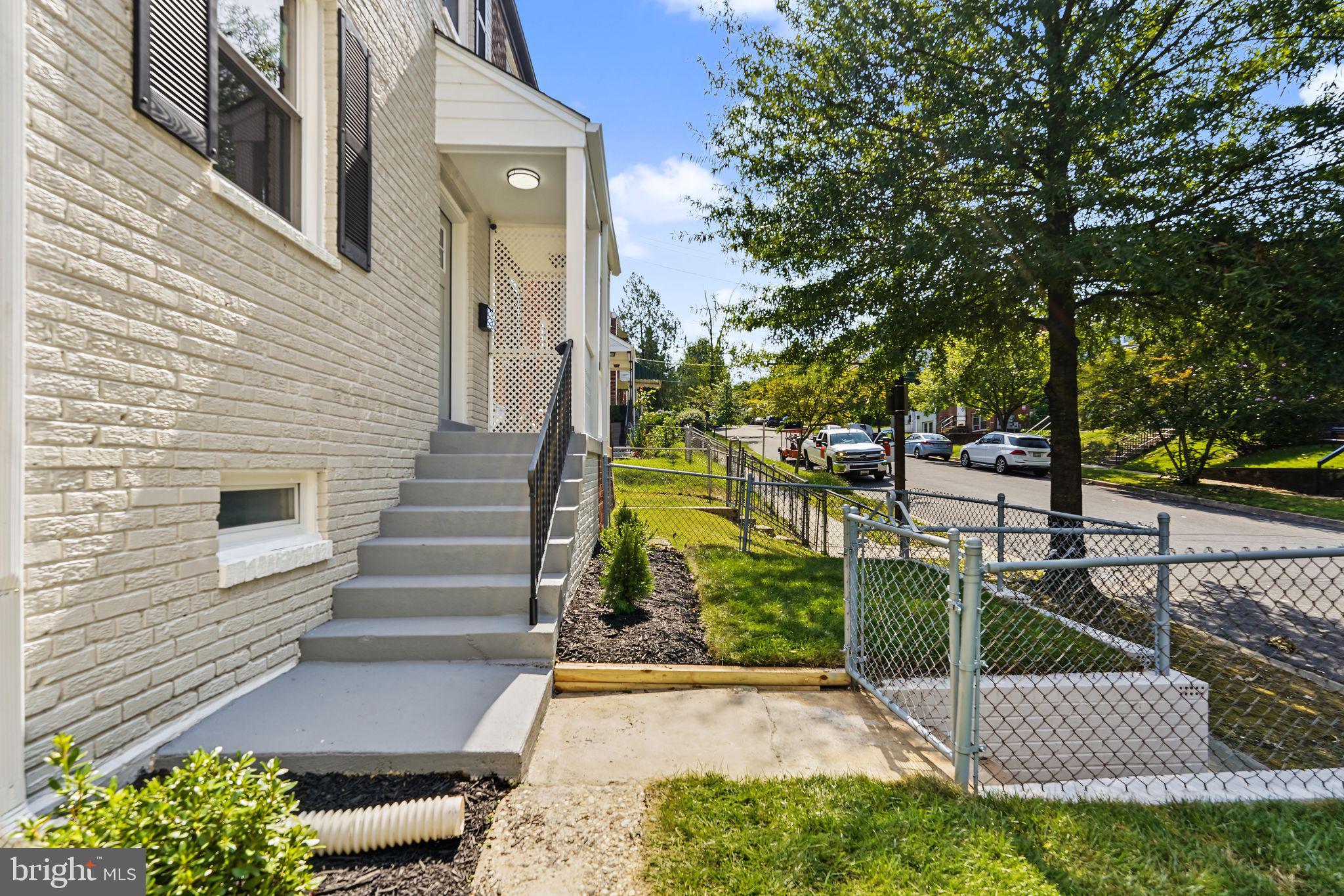 404 BURBANK STREET SE