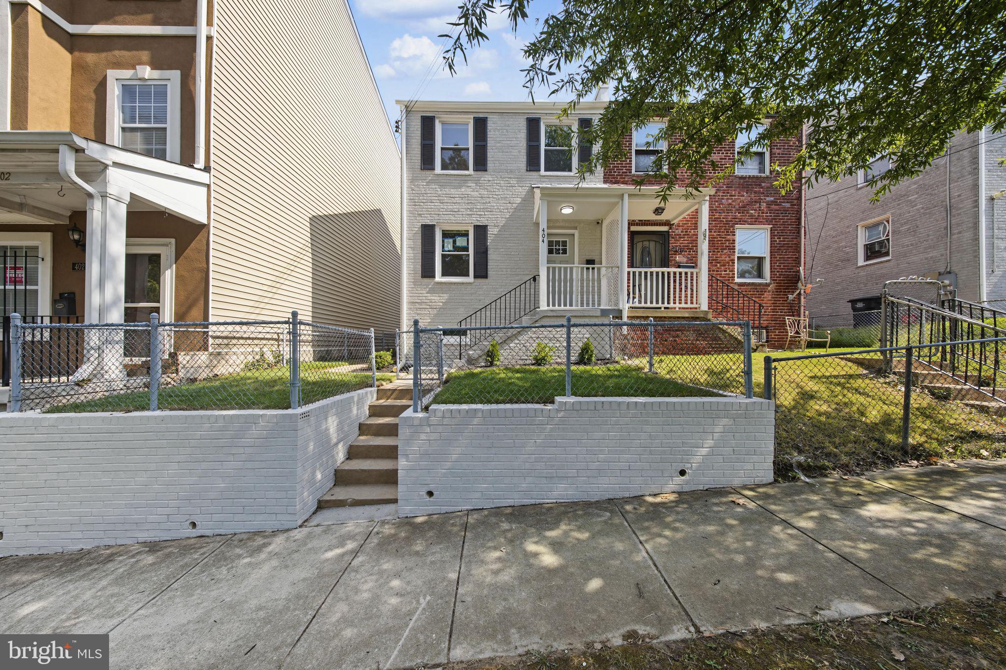 404 BURBANK STREET SE