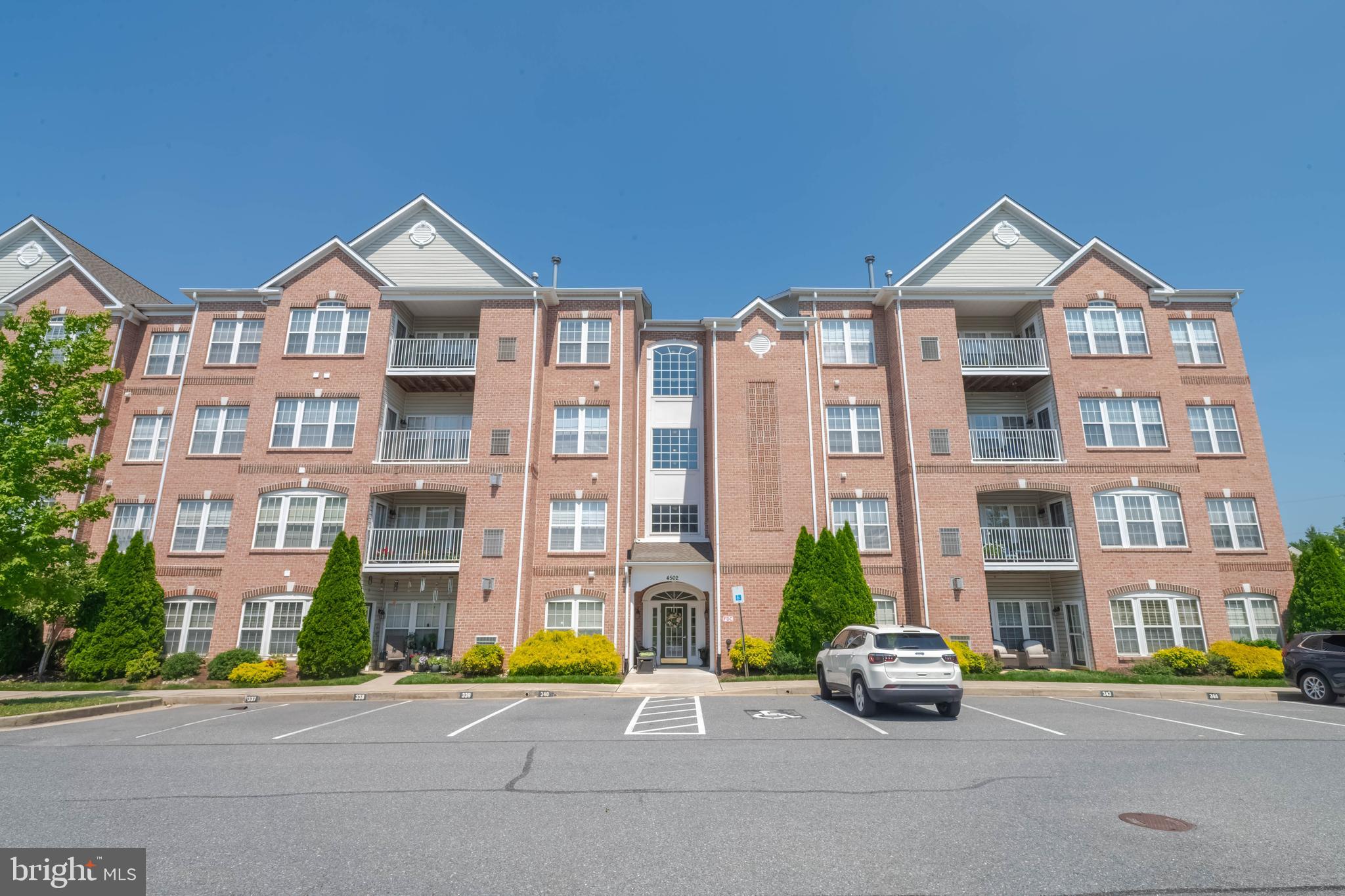 Beautiful 2-Bed, 2-Bath condo with Elevator Access in Prime Location.
Welcome home to this bright and spacious third-floor condo featuring 2 bedrooms and 2 full baths. The living room boasts elegant crown molding, while the formal dining room is enhanced with chair rail and crown detailing. The eat-in-kitchen offers a cozy space for casual meals. The primary suite includes a sitting area, a massive walk-in closet, and a private bath. Enjoy an abundance of natural light throughout, along with fresh paint and brand-new flooring. Relax on the private balcony, and appreciate the convenience of elevator access, secure entry, and assigned parking. Ideally located near major highways, shopping, and restaurants. This well-maintained building is in a highly sought-after area. Don't miss this one!
Ready to move in.