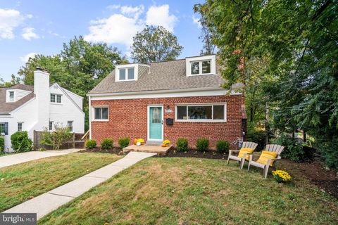 Photo of 3013 Ferndale Street, KENSINGTON, MD 20895 (MLS # MDMC2202336)