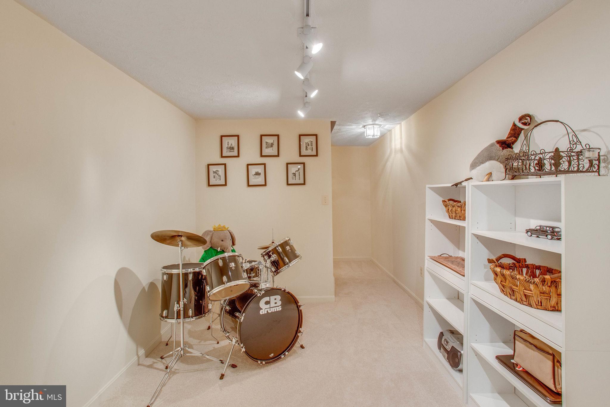 NEAR FAIRFAX - Residential