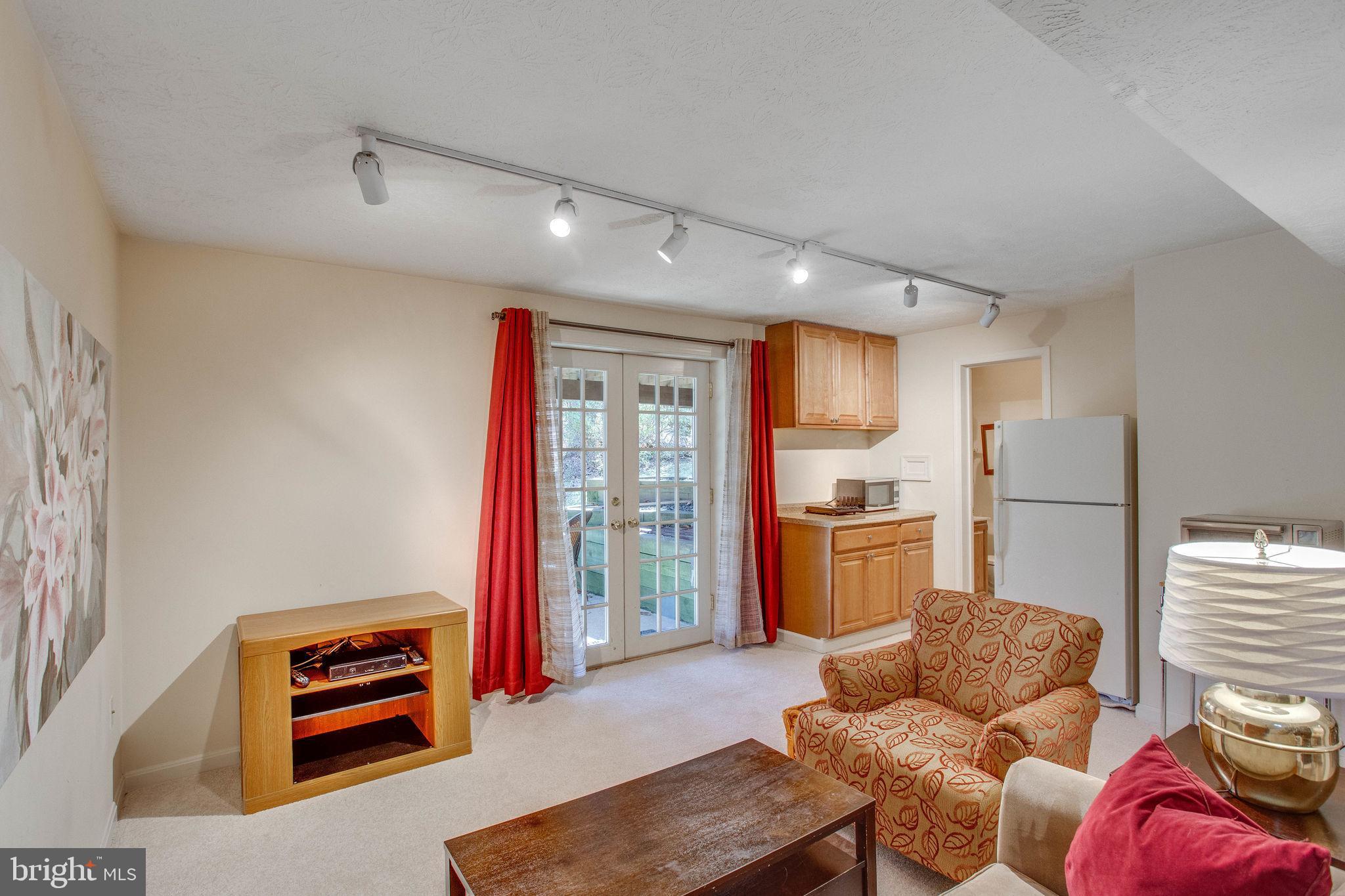 NEAR FAIRFAX - Residential