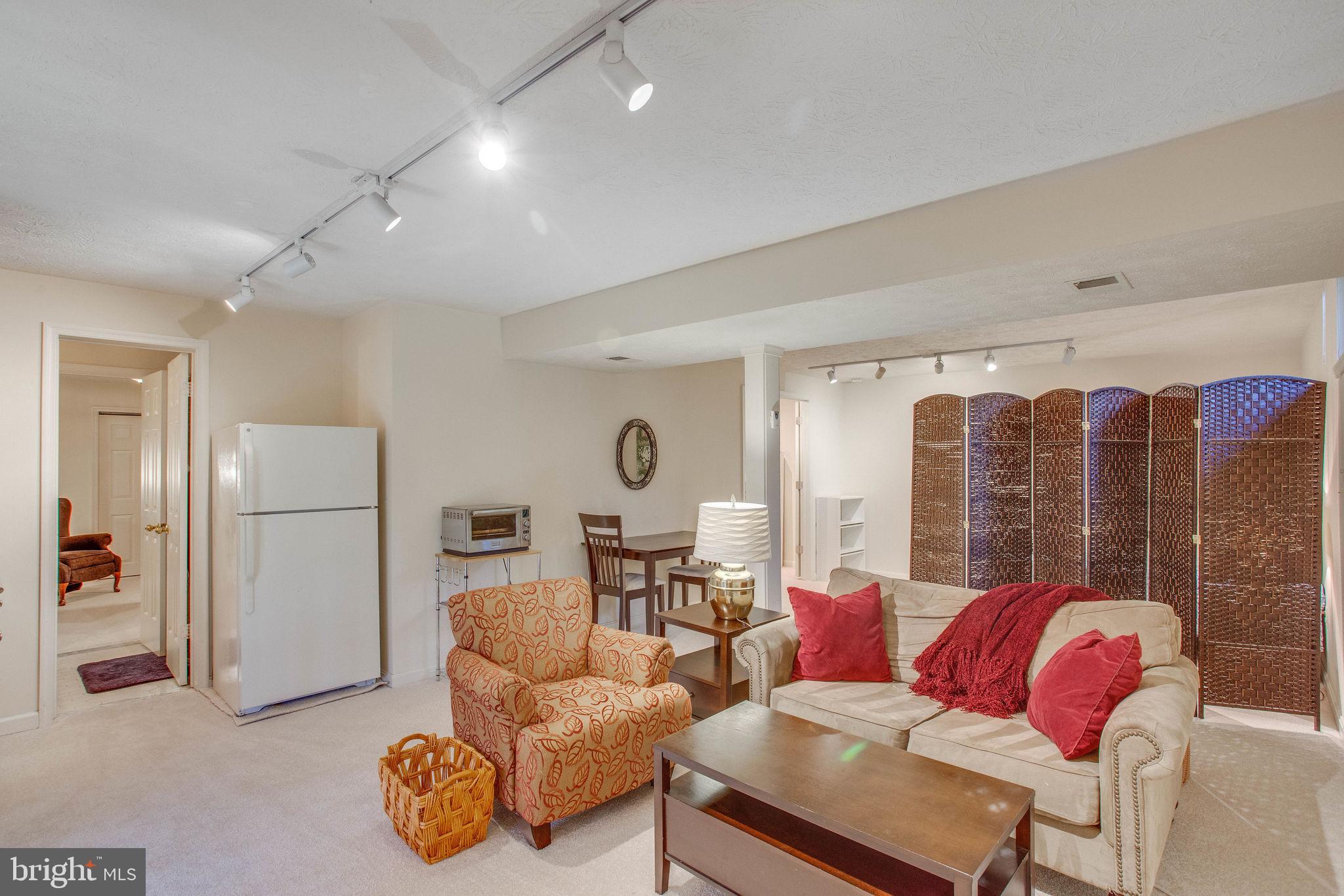 NEAR FAIRFAX - Residential