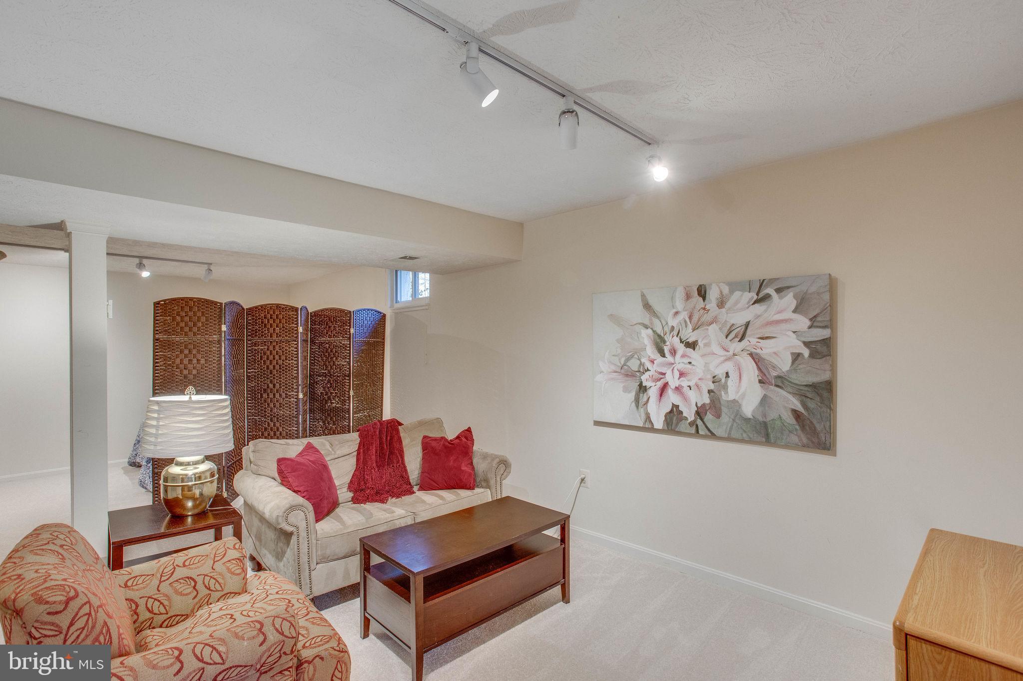 NEAR FAIRFAX - Residential