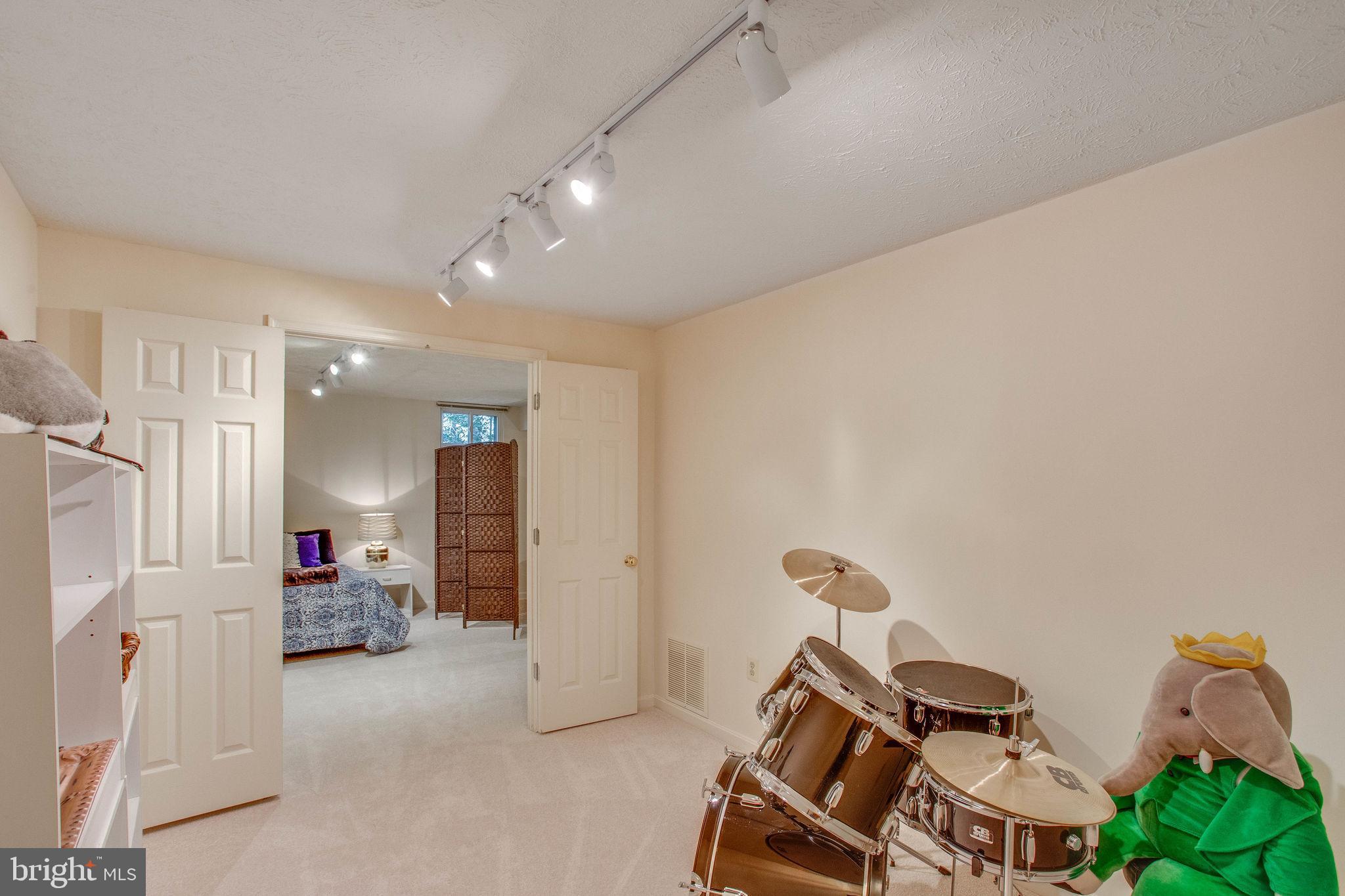 NEAR FAIRFAX - Residential