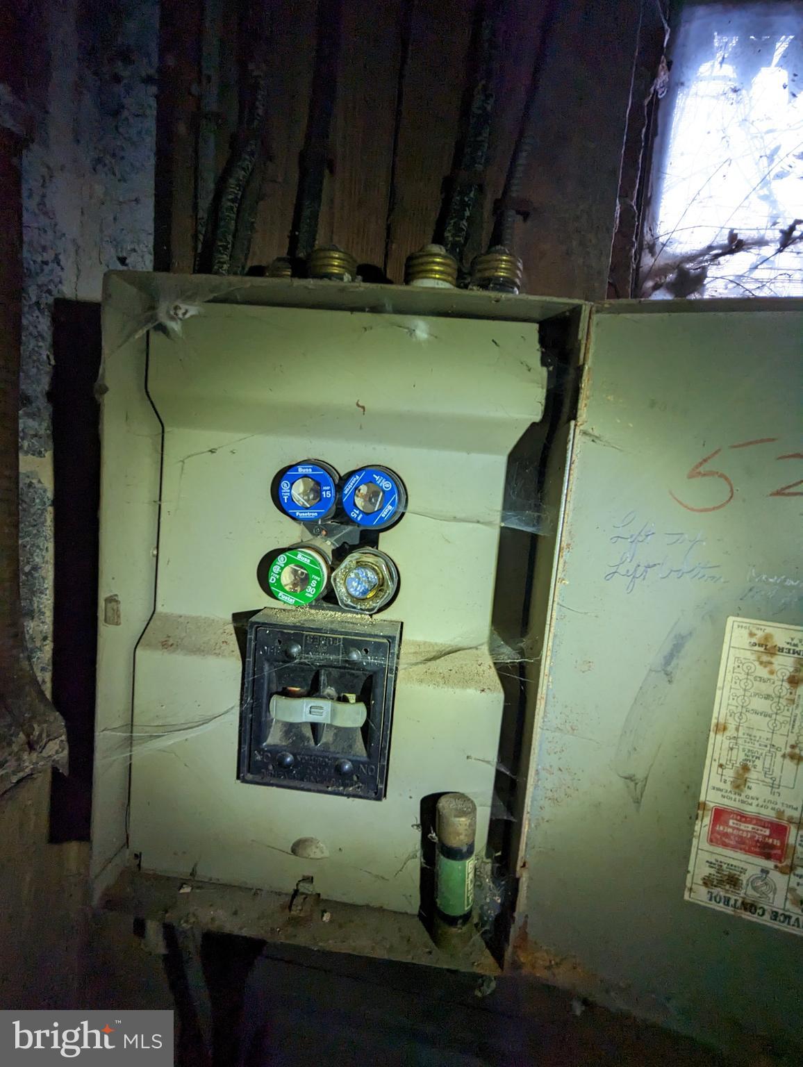 CAROLE HIGHLANDS - Residential