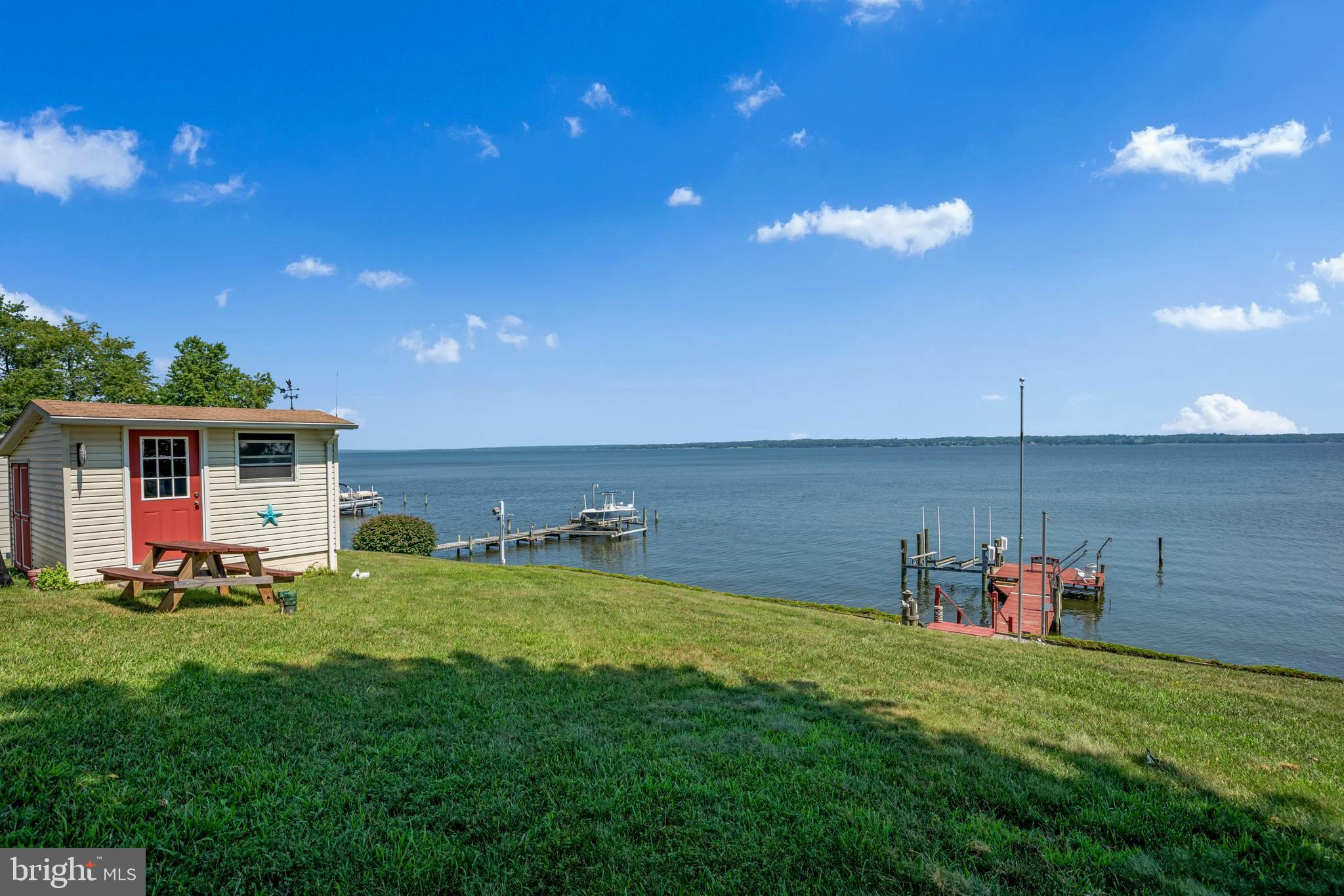 HOLLYWOOD SHORES - Residential