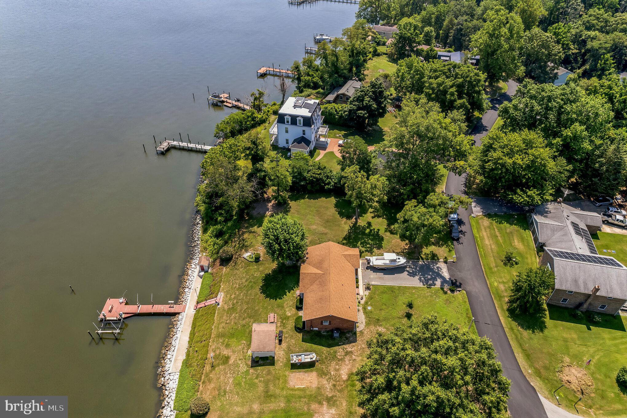 HOLLYWOOD SHORES - Residential