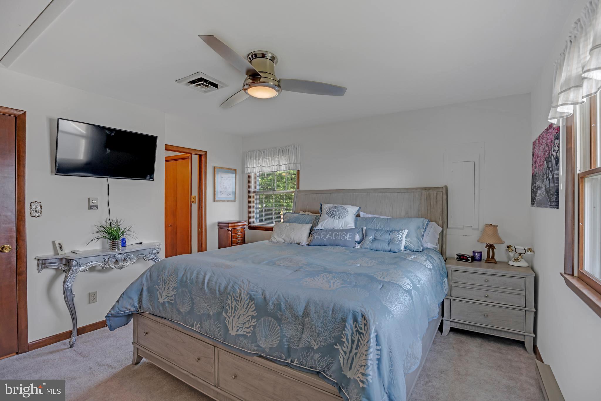 HOLLYWOOD SHORES - Residential