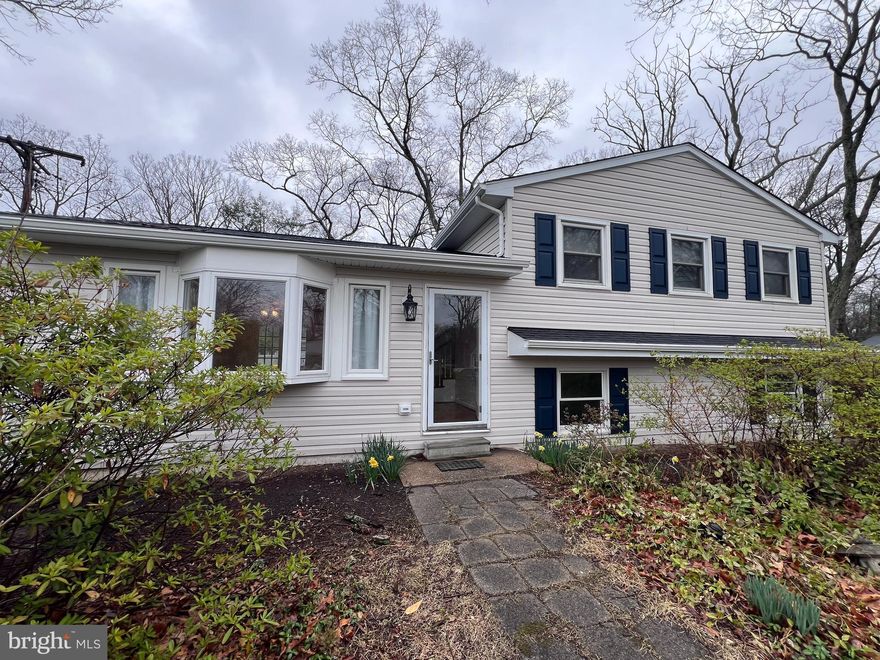 Charming 3-Bedroom Home in Sought-After Sillery Bay!

Welcome to this lovely 3-bedroom, 2-bath single-family home located in the highly desirable Sillery Bay community! Enjoy the private beach, pavilion, and playground, perfect for summer fun. Bring your kayaks and make the most of this fantastic waterfront neighborhood!

This home features a spacious rec room, 1-car garage, and washer/dryer hookup.  Grass mowing and water treatment system maintenance are included in the rent, making for low-maintenance living!

No pets and no smoking. Don’t miss out on this great opportunity—schedule your showing today!