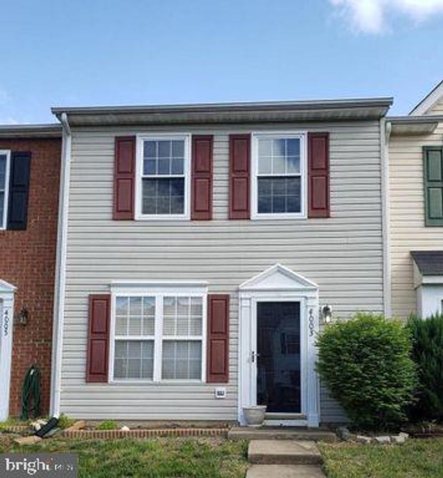 Welcome to this charming townhome in Fredericksburg! This lovely home features two bedrooms and two bathrooms, perfect for those looking for spacious living space. With fresh paint throughout, the interior feels bright and welcoming. The fenced backyard provides a private outdoor space for relaxing or entertaining. This townhome is conveniently located close to everything and offers easy access to shopping, dining, and entertainment options. Don't miss out on the opportunity to call this home!