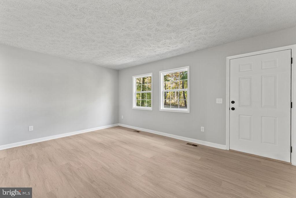 37 CLOVERLEAF DRIVE