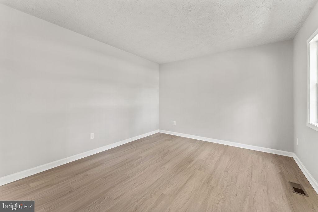 37 CLOVERLEAF DRIVE