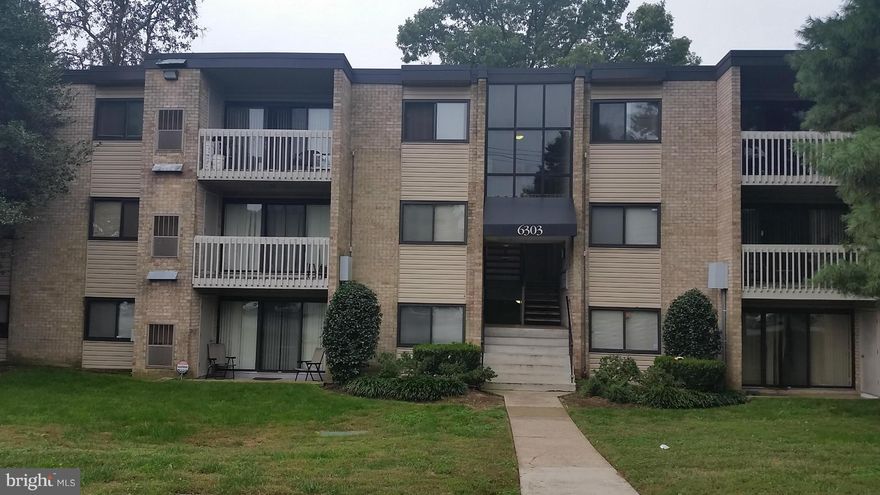 This top unit condo featuring 2 beds,1 bath shows like a model. Perfect for 1st time home buyer or someone scaling down in size. Condo offers hardwood floors, modern kitchen, gas cooking, full size stackable washer/ dryer. Close to 495 and Washington DC.