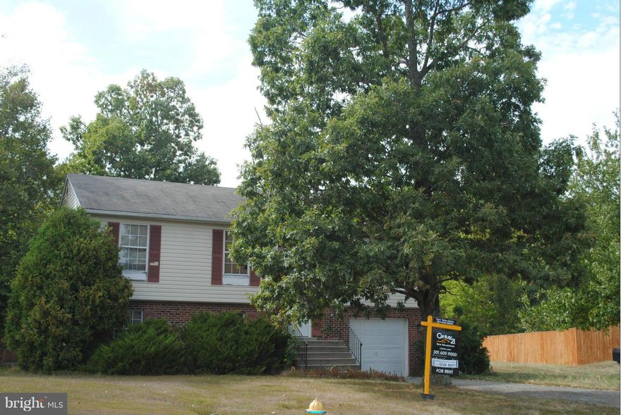 SUPER LOCATION!!FRESHLY PAINTED,NEW CARPET&NEW REFRIGERATOR!!3 FULL BATHS,4 BEDROOMS PLUS AN OFFICE!! FORMAL LR AND DR W/EAT-IN KITCHEN, HUGE AMOUNT OF SPACE!!  FAMILY ROOM DOWNSTAIRS W/ACCESS TO HUGE YARD. ONE CAR GAR. W/WORK AREA. PETS CONSIDERED CASE BY CASE. LAUNDRY ON LOWER LEVEL W/WASHER & DRYER. INSIDE HAS BEEN RECENTLY UPDATED!!! CELEBRATE THE HOLIDAYS HERE!!!