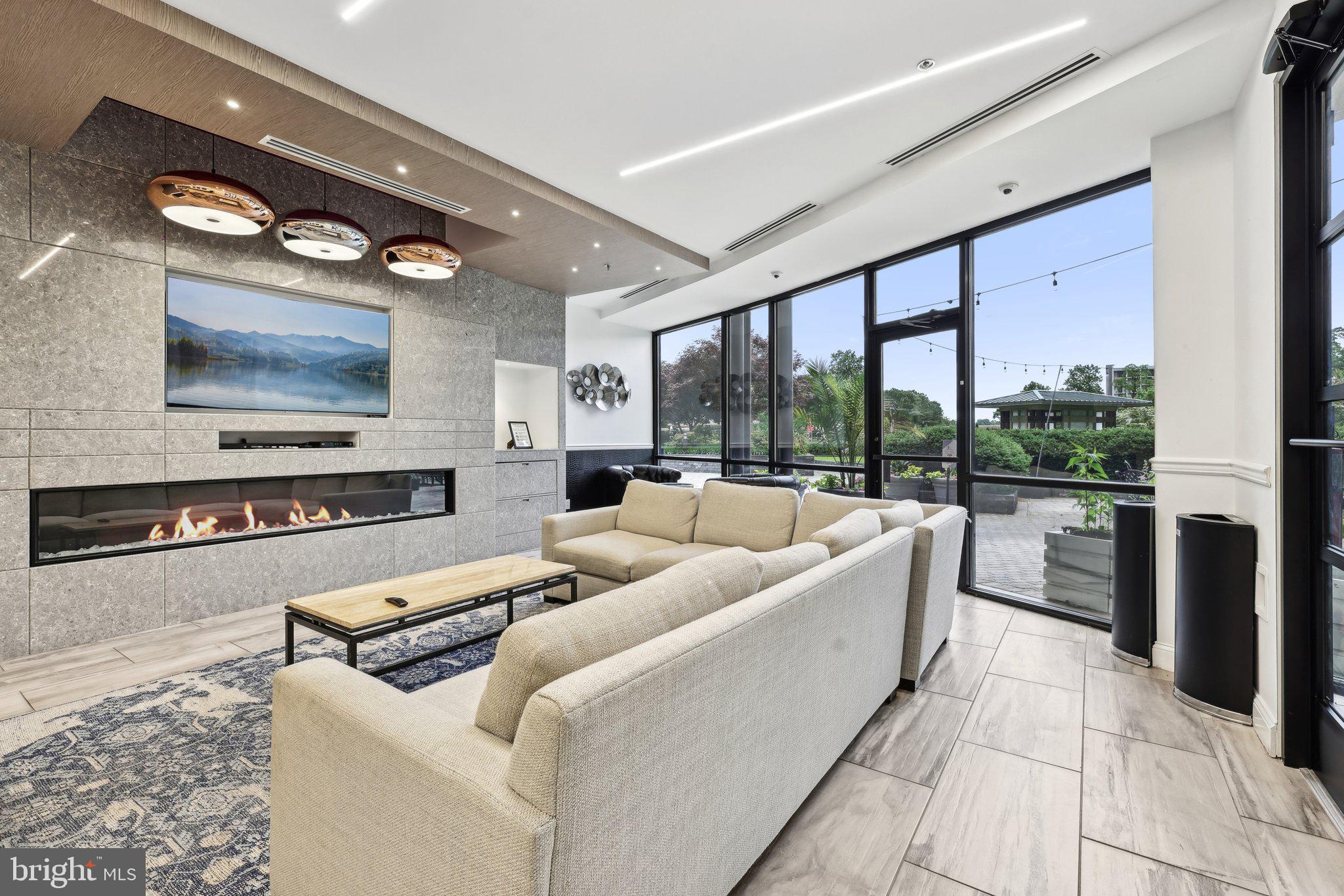 PROMENADE TOWERS - Residential