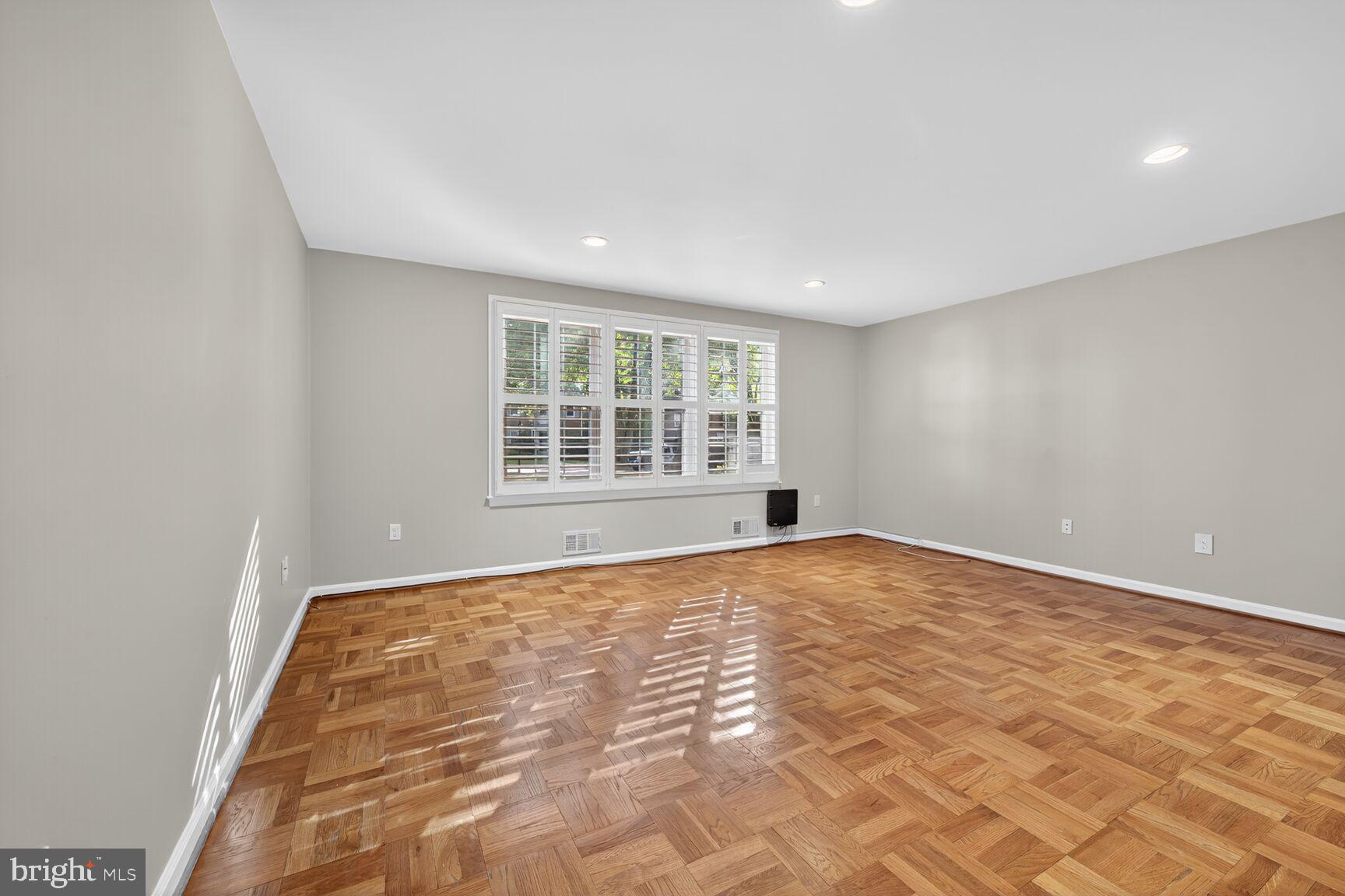 WOODLEY GARDENS COOP - Residential