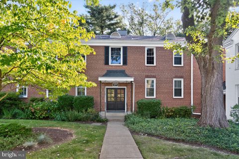 Photo of 627 Azalea Drive #1, ROCKVILLE, MD 20850 (MLS # MDMC2198266)