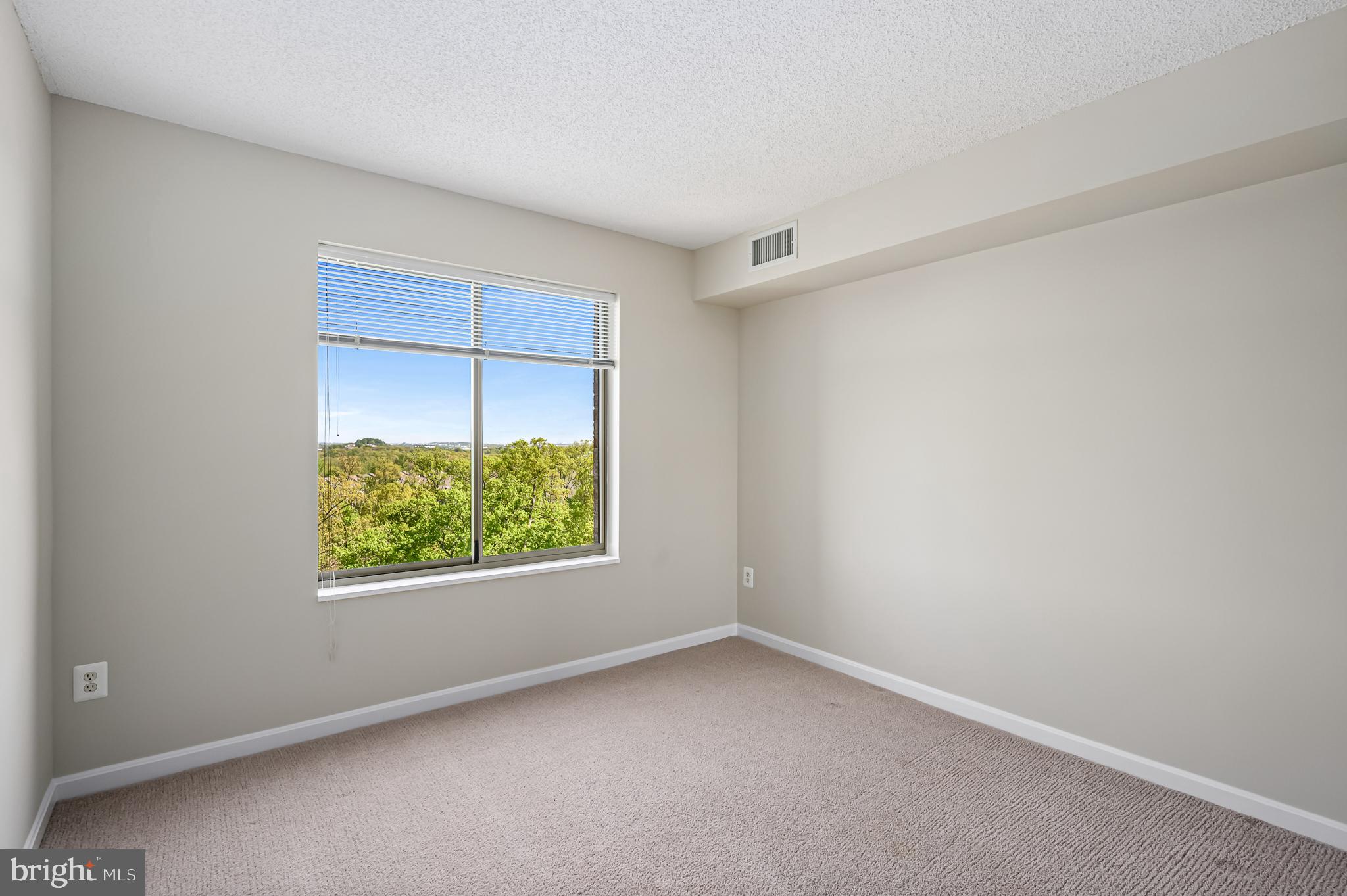 LANSDOWNE WOODS - Residential