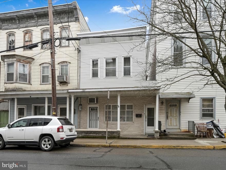 This interior row home offers flexible living with 3 bedrooms, 2 full baths, and a large upper-level bonus room that was previously used as a family room—easily convertible to a 4th bedroom, office, or playroom. While the interior may be dated, it’s fully functional and ready for your personal touch.
Enjoy a fenced-in backyard, perfect for pets or gatherings, plus a small garage and dedicated workshop/storage space—great for hobbyists or those in need of extra room. This home offers a solid layout with plenty of potential at a great value.
Whether you’re looking to invest, update, or settle into a space with room to grow, this home is full of opportunity!