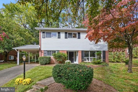 Photo of 6105 STARDUST LN, BETHESDA, MD 20817 (MLS # MDMC2110396)