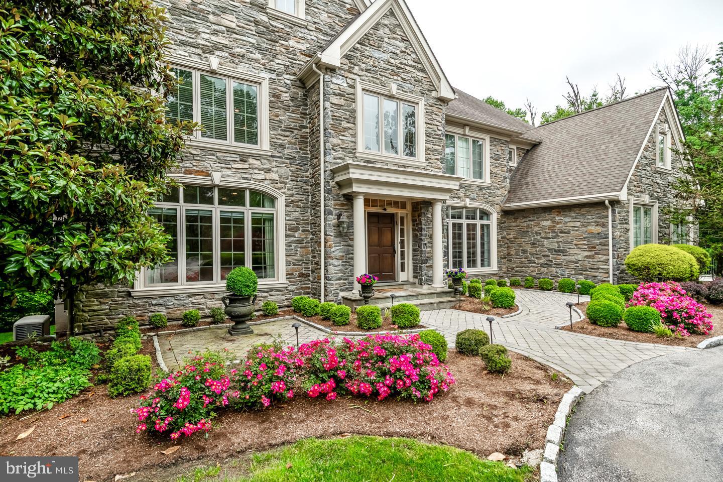 841 COLONY COURT