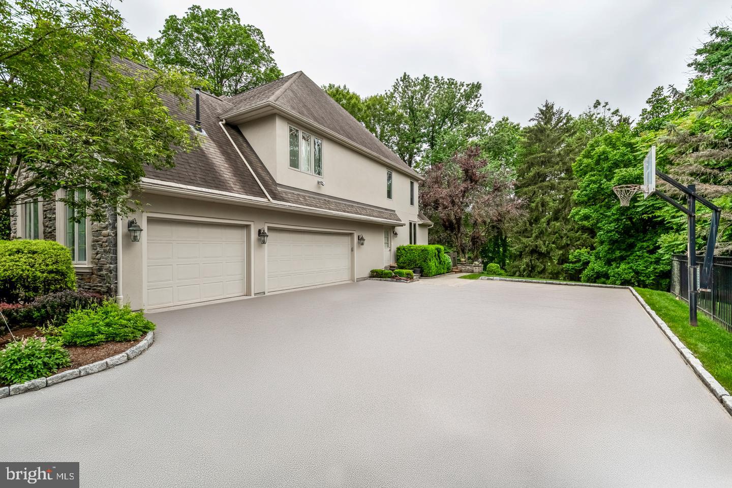 841 COLONY COURT