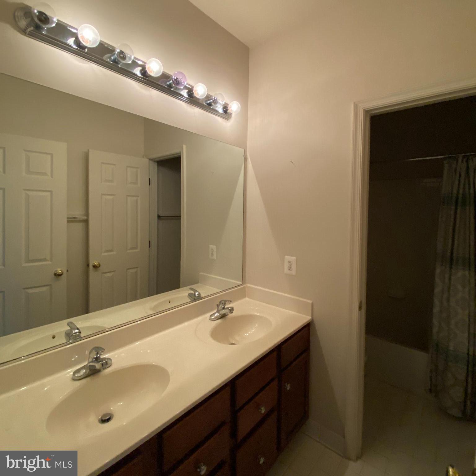 BROAD RUN OAKS - Residential Lease