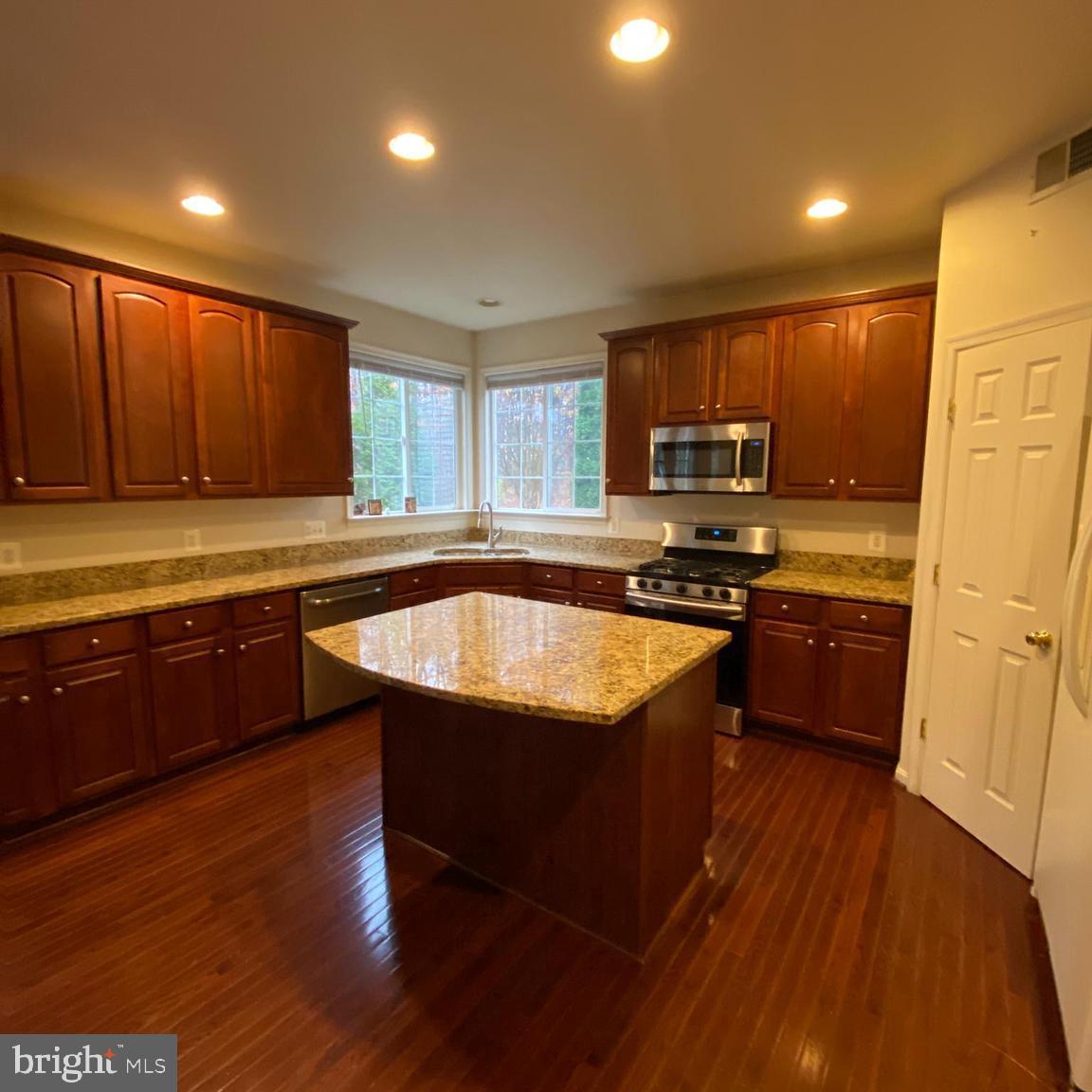 BROAD RUN OAKS - Residential Lease