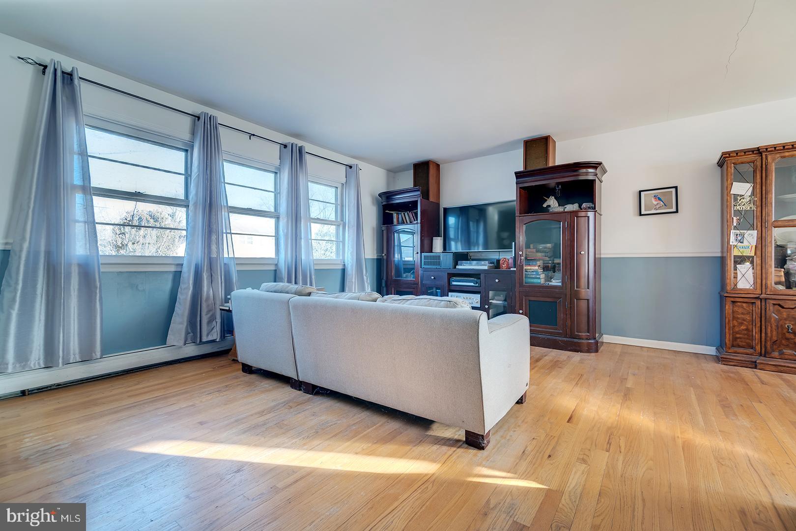 910 SCHOOLHOUSE LANE