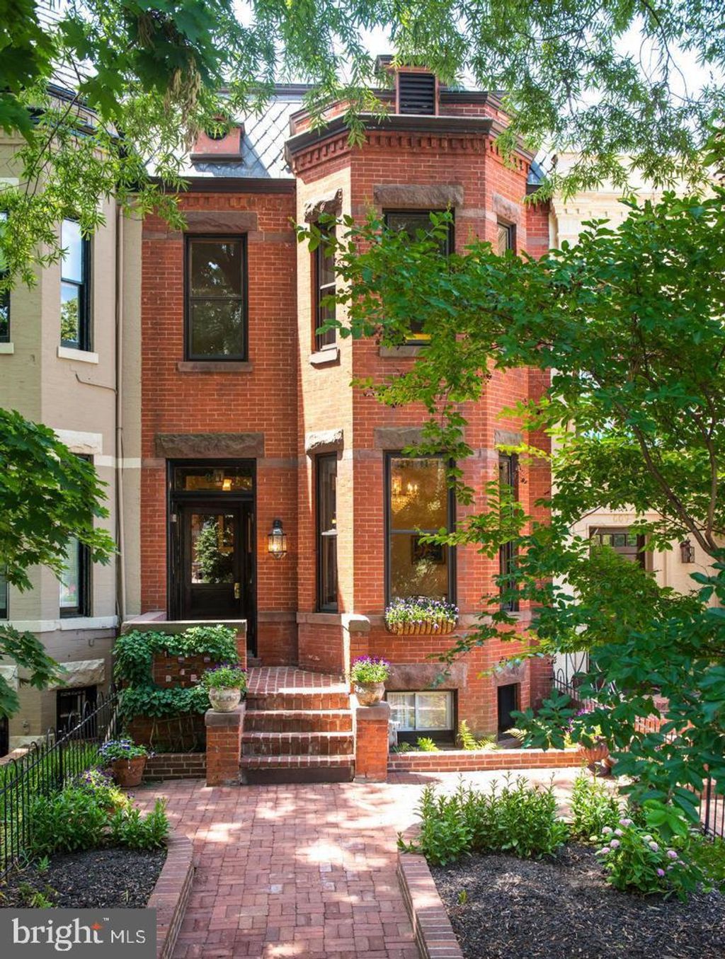 Photo of 811 Massachusetts Avenue NE, WASHINGTON, DC 20002 (MLS # DCDC2226548)