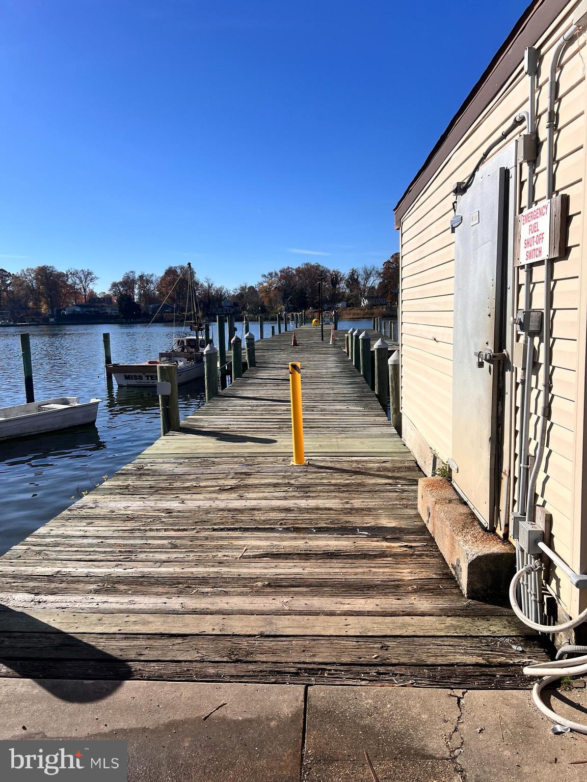 COBB ISLAND - Commercial Sale