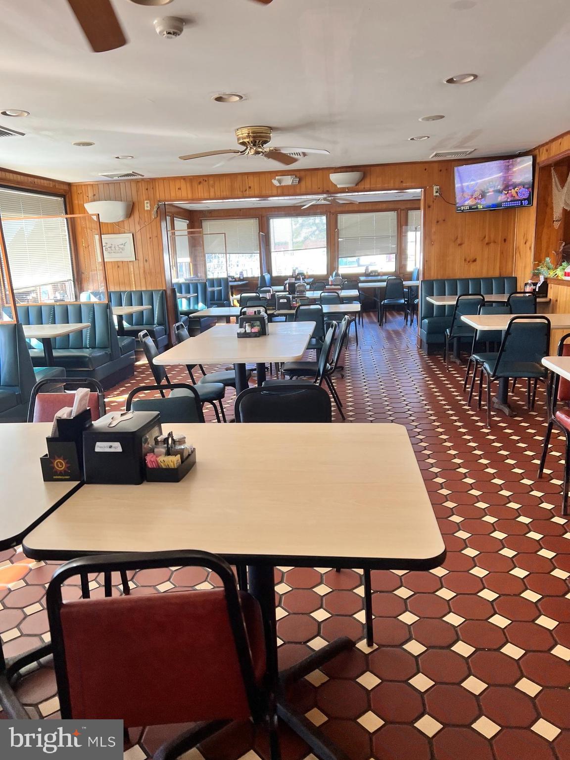 COBB ISLAND - Commercial Sale