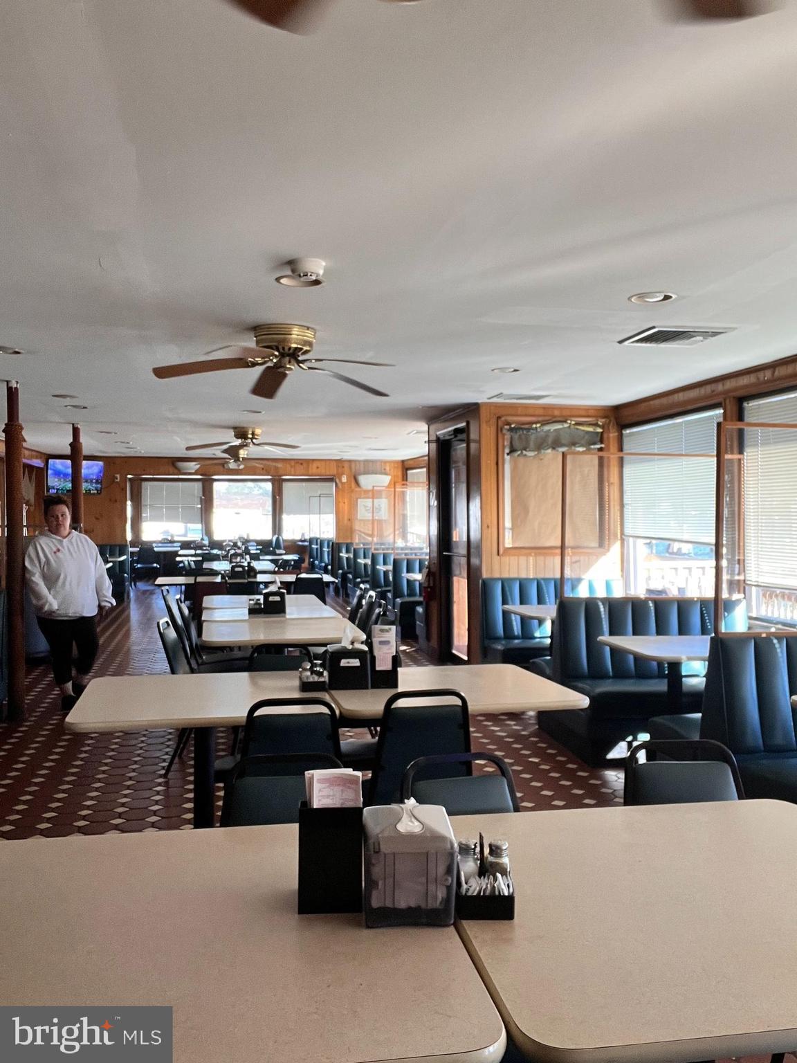 COBB ISLAND - Commercial Sale