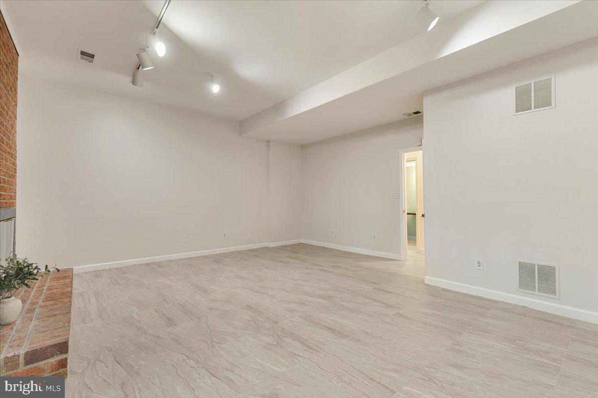 HIDDEN OAKS - Residential