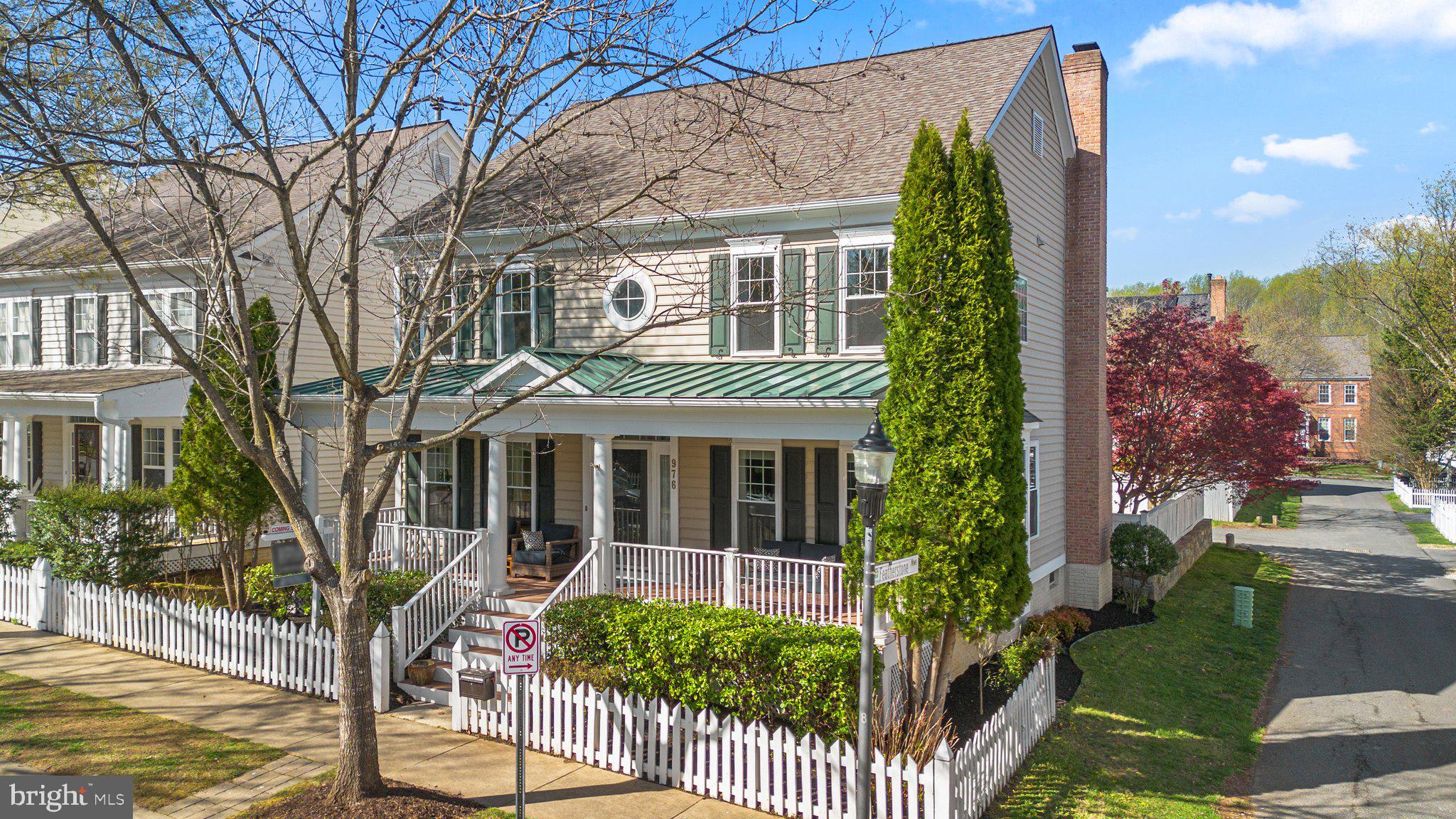 976 FEATHERSTONE STREET