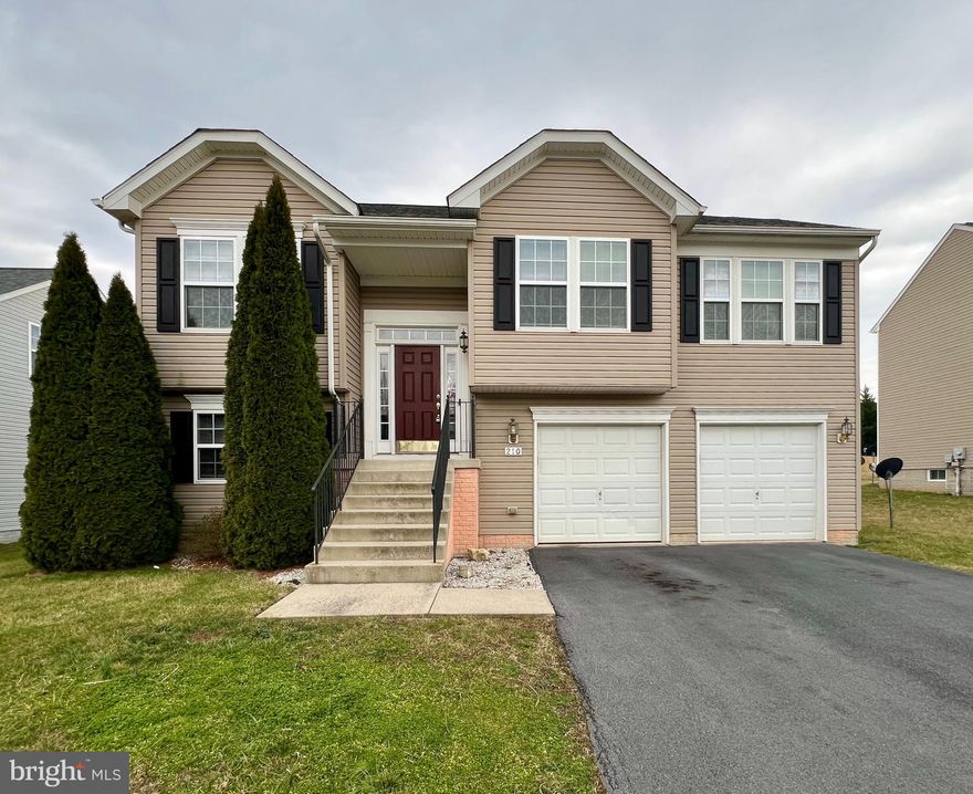 This large 3 bedroom, 3 bath Single Family home is a show stopper! There is a large 2-car garage and a finished basement that offers a full bathroom next to the entrance. Upstairs offers an open Living room with hardwood floors throughout with a spacious eat in kitchen. Master bedroom offers a walk in closet and private bathroom. Large fully fenced in backyard perfect for entertaining and privacy. Washer/dryer included. 

Renters insurance and Second Nature Filter Subscription included in rental price.

Pets ok on a Case by Case basis.

EHO.