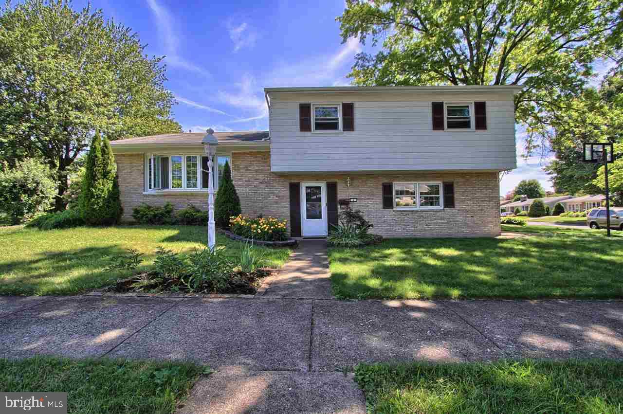 Exceptional condition w/gleaming hrdwd flrs, replacement windows, new high efficiency furnace & abundance of natural light. Remodeled kit w/SS appliances, granite-like tops, ceramic flrs & bcksplsh, brkfst bar & pantry. Open flr plan is perfect for entertaining! Lower level w/ pellet stove, bamboo flrs & addt bath. Spacious mstr suite. Ref, W/D incld. Gorgeous corner homesite, highly sought after Mburg schls. Shows beautifully!