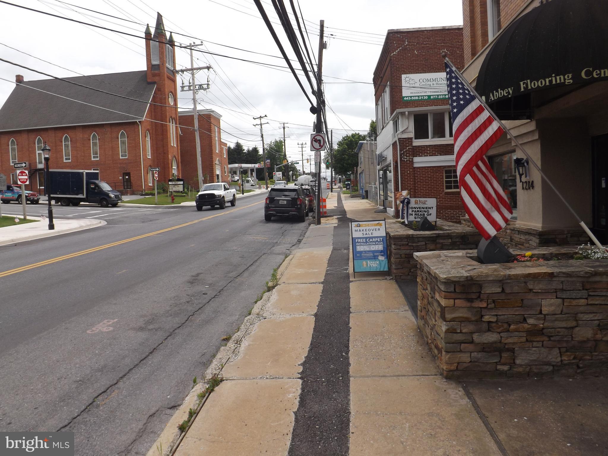 Main image without alt text