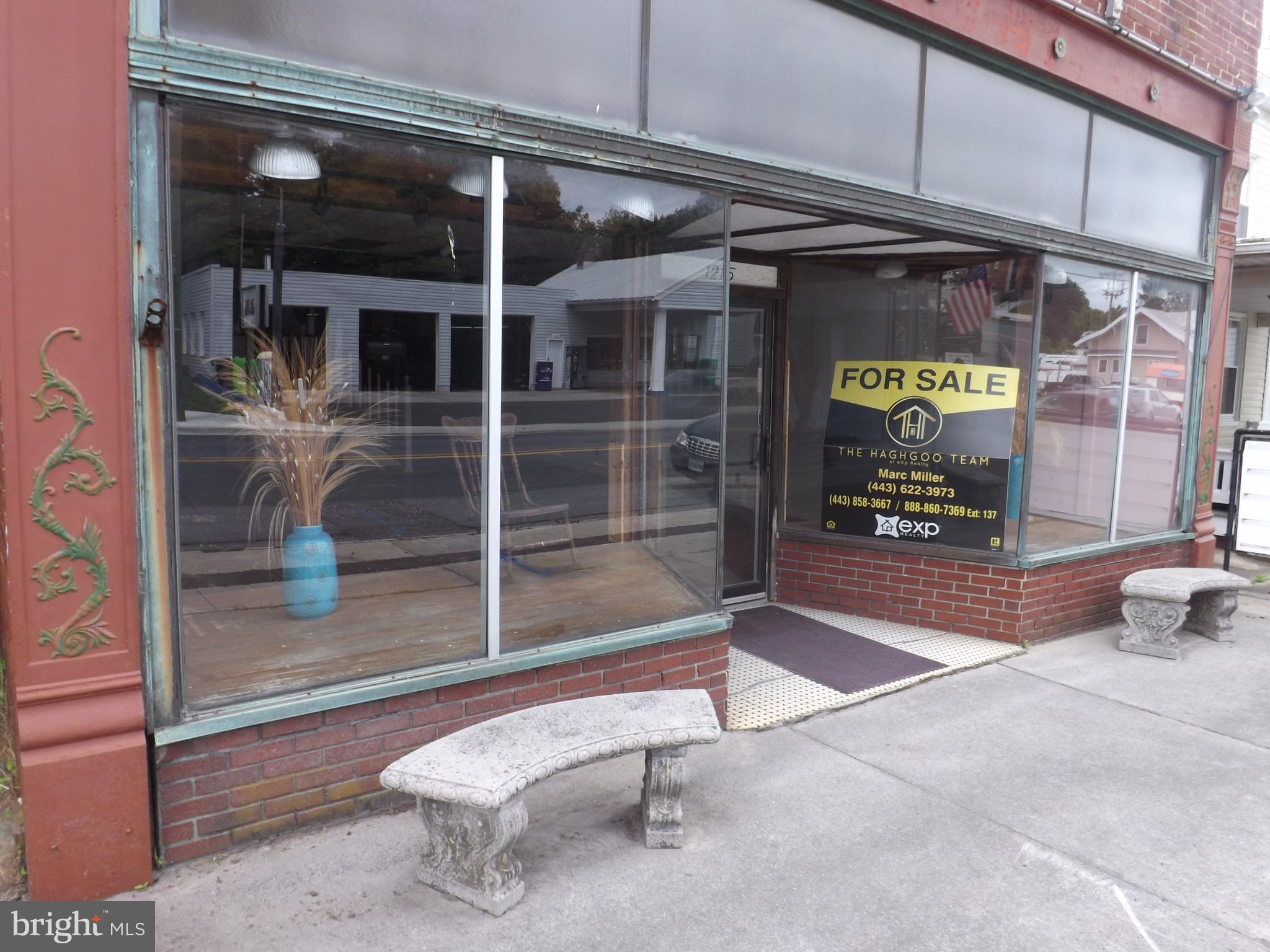 Main image without alt text